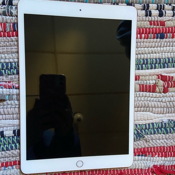 IPad 8th Gen (Wi-fi 128GB) Rosegold - Picture 2 of 5